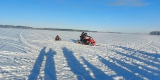 Mit dem Schneemobil kann man auf dem gefrorenen Meeresarm vor Pitea sehr gut Schlitten fahren. Bild: GDS1